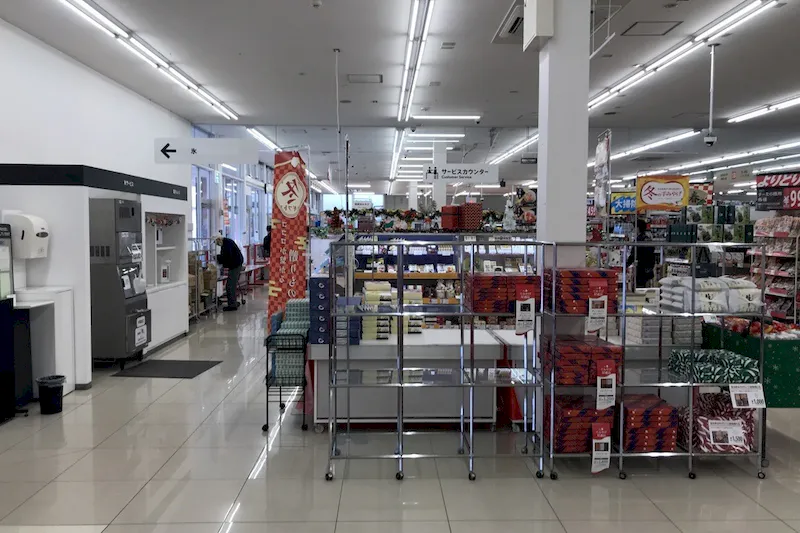 【西友　佐久野沢店】店内入口付近　プロモーション用途や物販、食物販のポップアップストアに最適なスーパー店内催事イベントスペース