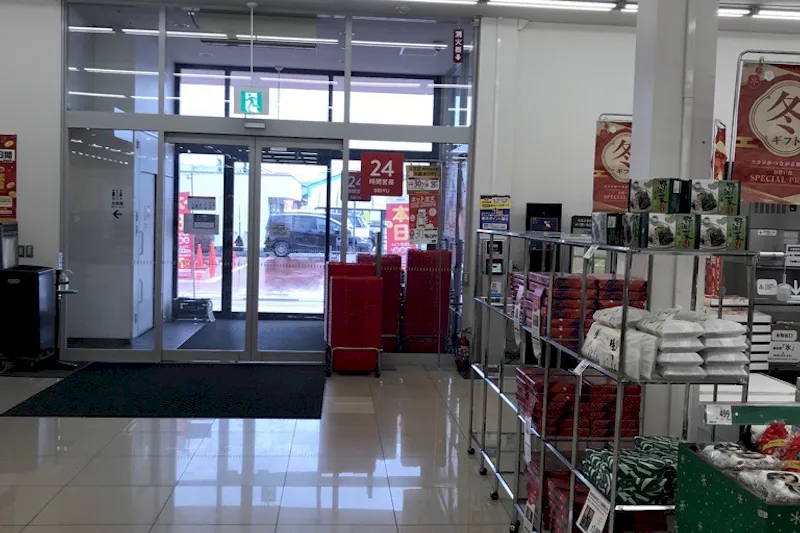 【西友　佐久野沢店】店内入口付近　プロモーション用途や物販、食物販のポップアップストアに最適なスーパー店内催事イベントスペース