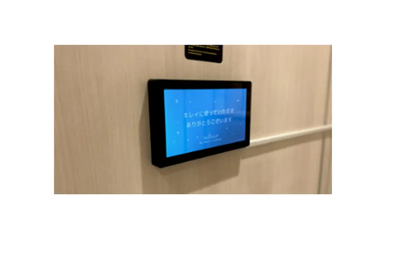 【横浜ワールドポーターズ】トイレ個室　横型サイネージ