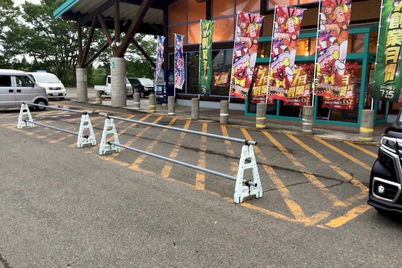 【ダイナム秋田五城目店｜割引キャンペーン実施中】キッチンカーに最適なアミューズメント施設のイベントスペース(店舗出入口前）