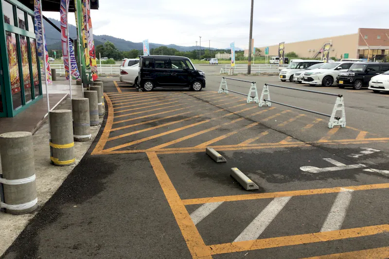 【ダイナム秋田五城目店｜割引キャンペーン実施中】キッチンカーに最適なアミューズメント施設のイベントスペース(店舗出入口前）