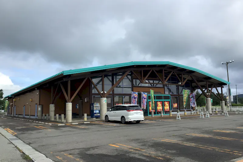 【ダイナム秋田五城目店｜割引キャンペーン実施中】キッチンカーに最適なアミューズメント施設のイベントスペース(店舗出入口前）