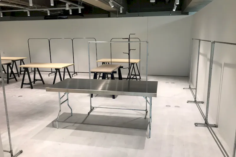 【渋谷駅7分】アパレル展示会やポップアップストアに適した豊富な什器が便利な広々イベントスペース