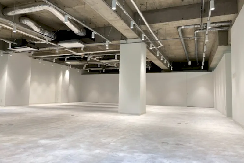 【渋谷駅7分】アパレル展示会やポップアップストアに適した豊富な什器が便利な広々イベントスペース