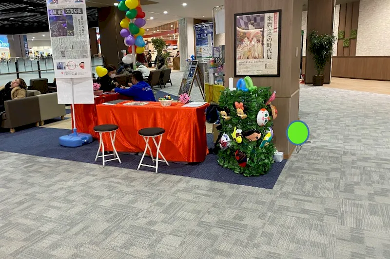 【イオンタウン四日市泊／2F グリーンスペース】会員獲得イベントに最適なフードコートに最も近い2F中央に位置する通行量の多いイベントスペース
