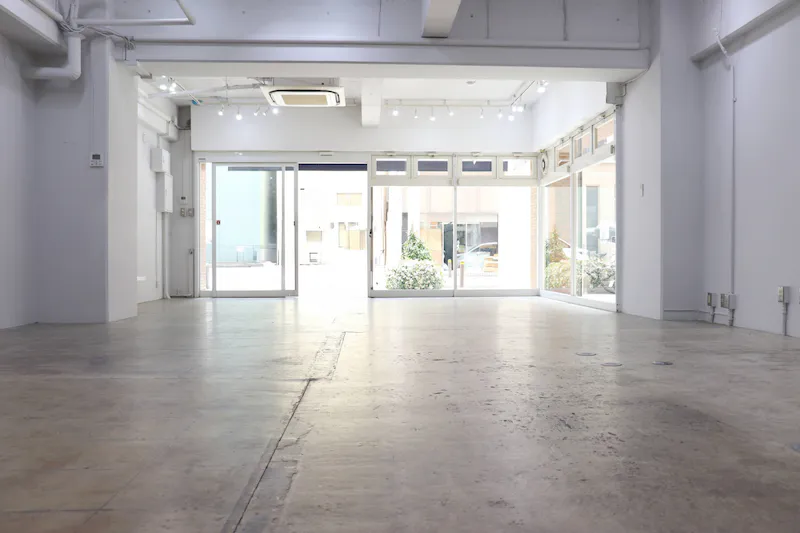 【本町駅7分】路面の駐車場2台付きで南向き / 展示会やポップアップストアに最適 / ガラス張りで開放感のある25坪のレンタルスペース / 無料貸し出し什器が充実