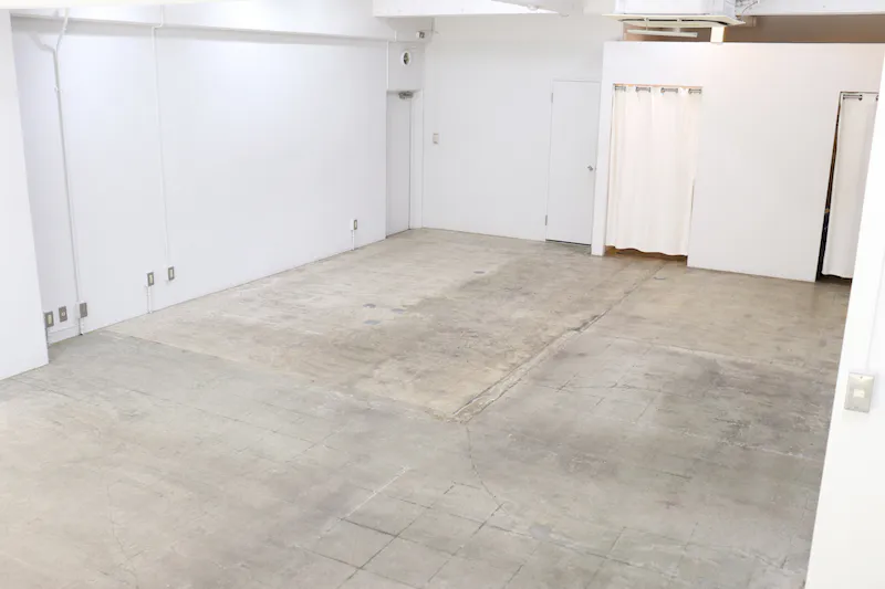 【本町駅7分】路面の駐車場2台付きで南向き / 展示会やポップアップストアに最適 / ガラス張りで開放感のある25坪のレンタルスペース / 無料貸し出し什器が充実