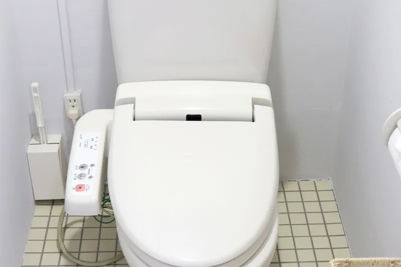 【本町駅7分】路面の駐車場2台付きで南向き / 展示会やポップアップストアに最適 / ガラス張りで開放感のある25坪のレンタルスペース / 無料貸し出し什器が充実