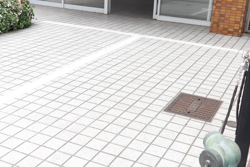 【本町駅7分】路面の駐車場2台付きで南向き / 展示会やポップアップストアに最適 / ガラス張りで開放感のある25坪のレンタルスペース / 無料貸し出し什器が充実