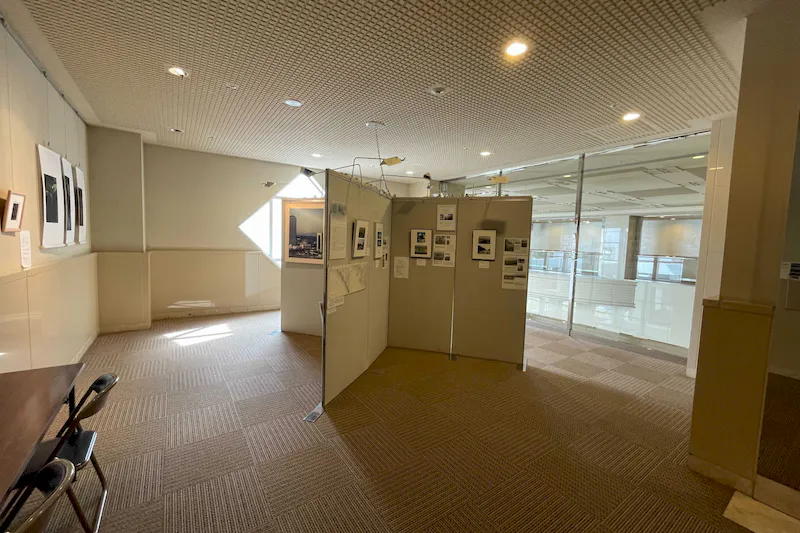 【ワールドビジネスガーデン】展示会や販売促進活動に適したエスカレーター横のイベントスペース(マリブダイニング3階)の画像