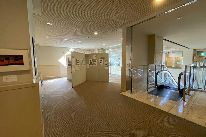 【ワールドビジネスガーデン】展示会や販売促進活動に適したエスカレーター横のイベントスペース(マリブダイニング3階)