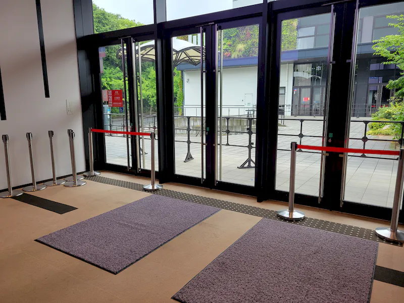 ロビー側からみた入り口②