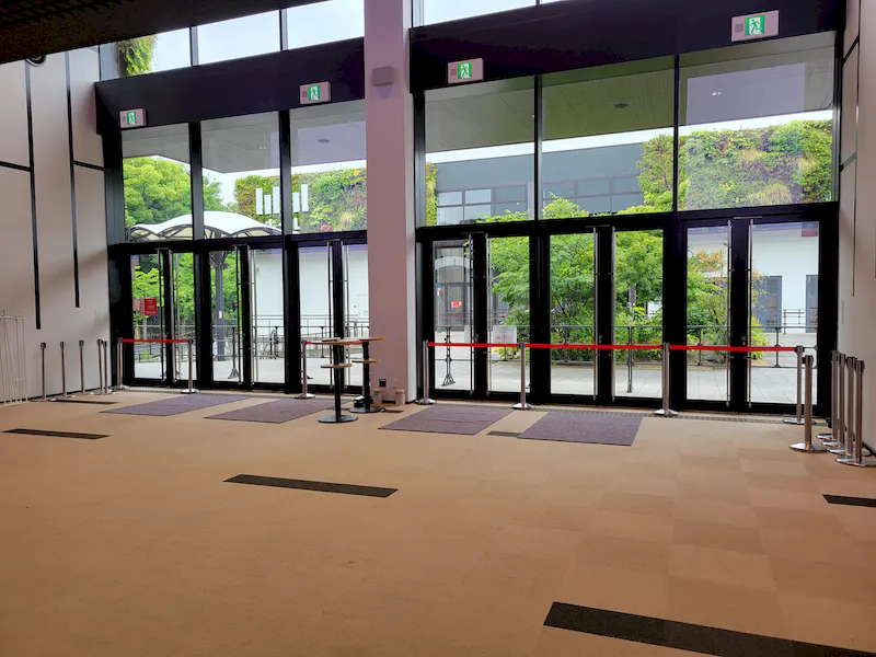 ロビー側からみた入り口①