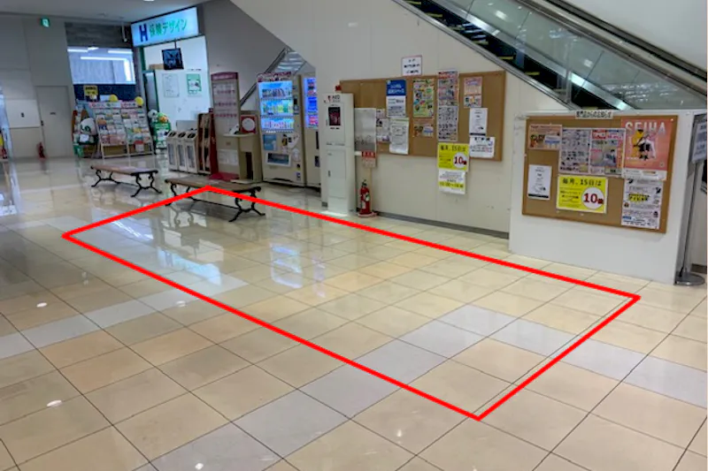 【イオンタウン東大阪】セールスプロモーションやポップアップストアに適した施設1階のエスカレーター横の通行量の多いイベントスペース
