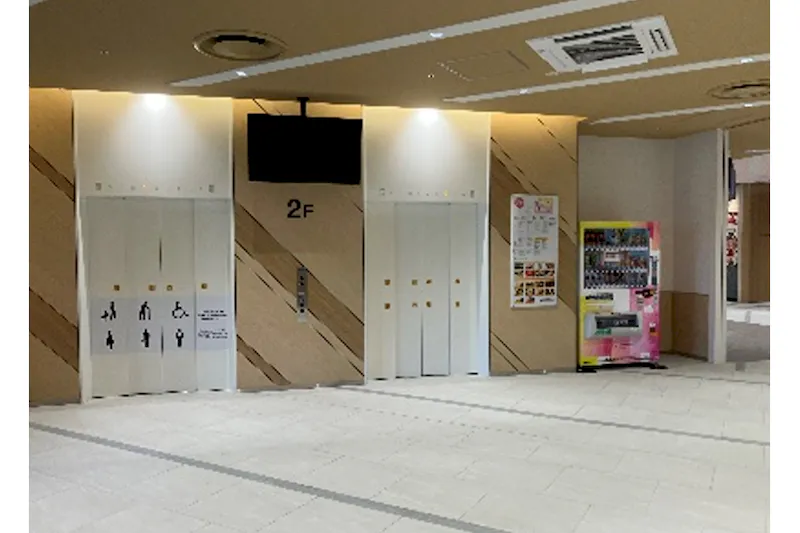 【ららテラス北綾瀬】2階 南エントランス