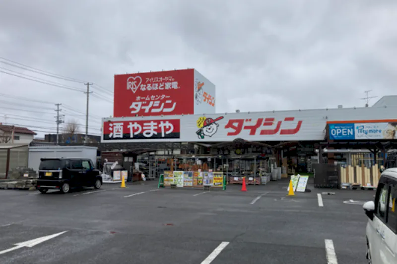 【ダイシン柳生店】店内出入口の屋外軒下　キッチンカーの出店やテント形式のイベント実施に最適な屋外の催事イベントスペース