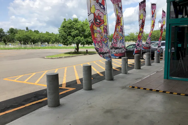 【ダイナム福島須賀川店｜割引キャンペーン実施中】キッチンカーやプロモーションイベントの開催に最適なアミューズメント施設のイベントスペース（出入口前）