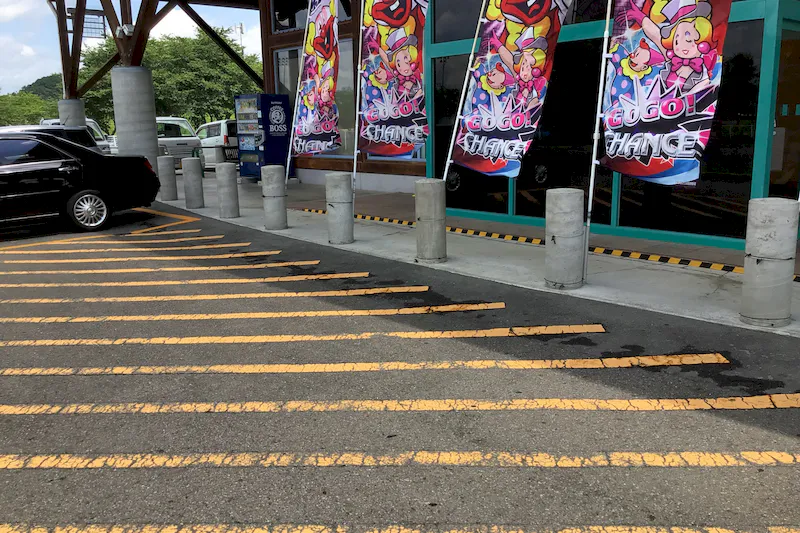 【ダイナム福島須賀川店｜割引キャンペーン実施中】キッチンカーやプロモーションイベントの開催に最適なアミューズメント施設のイベントスペース（出入口前）