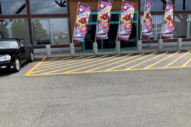 【ダイナム福島須賀川店｜割引キャンペーン実施中】キッチンカーやプロモーションイベントの開催に最適なアミューズメント施設のイベントスペース（出入口前）