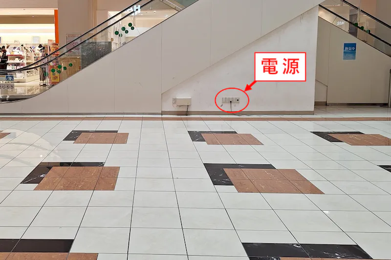 【イオンモール新居浜】『1F センターコート』-専門店街の中心に位置するイベントコート：クリスマスシーズンにはツリーが輝く人気スポット