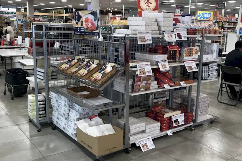 【西友　岩村田相生店】店内レジ前　プロモーション用途や物販、食物販のポップアップストアに最適なスーパー店内催事イベントスペース
