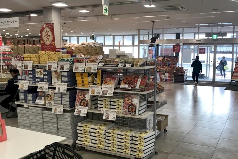 【西友　岩村田相生店】店内レジ前　プロモーション用途や物販、食物販のポップアップストアに最適なスーパー店内催事イベントスペース