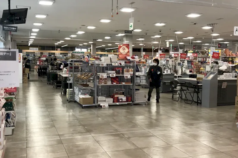 【西友　岩村田相生店】店内レジ前　プロモーション用途や物販、食物販のポップアップストアに最適なスーパー店内催事イベントスペース