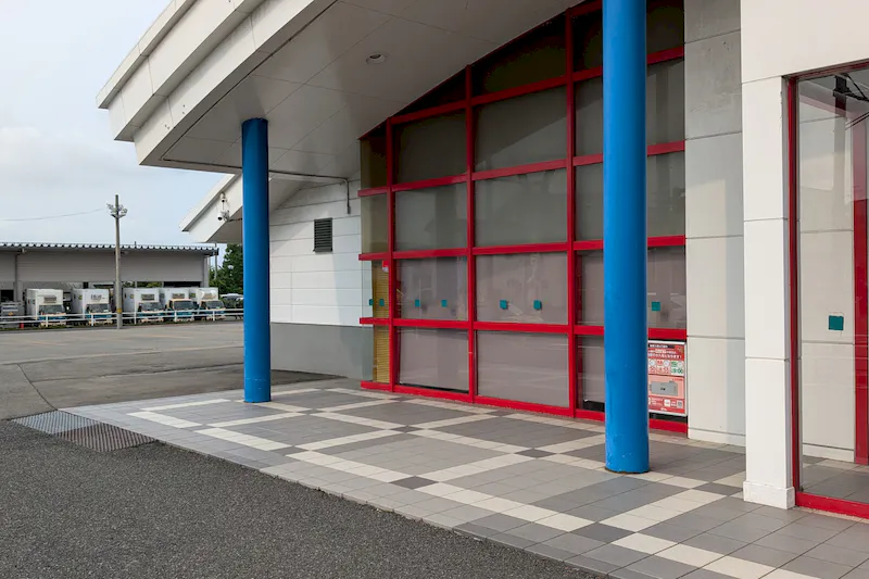【ダイナム秋田店｜割引キャンペーン実施中】キッチンカーやプロモーションに最適なアミューズメント施設のイベントスペース(店舗出入口横）