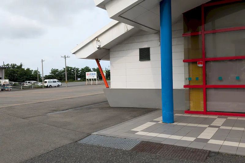 【ダイナム秋田店｜割引キャンペーン実施中】キッチンカーやプロモーションに最適なアミューズメント施設のイベントスペース(店舗出入口横）