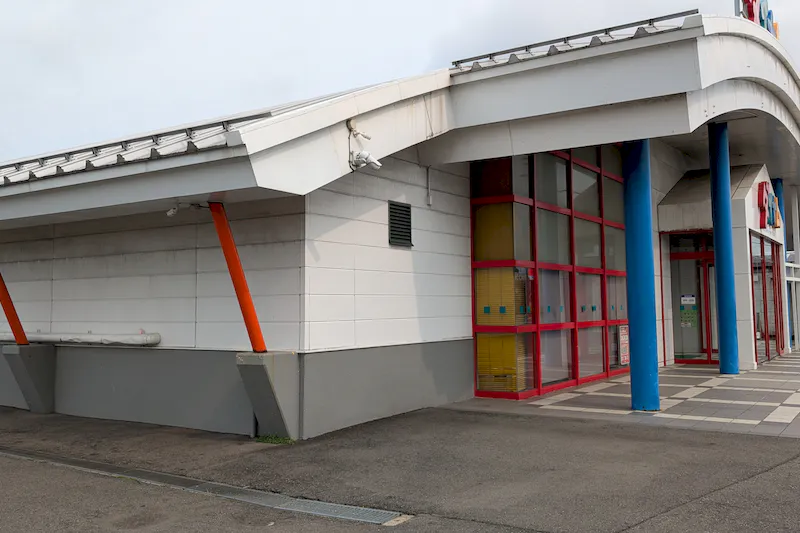 【ダイナム秋田店｜割引キャンペーン実施中】キッチンカーやプロモーションに最適なアミューズメント施設のイベントスペース(店舗出入口横）