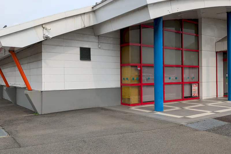 【ダイナム秋田店｜割引キャンペーン実施中】キッチンカーやプロモーションに最適なアミューズメント施設のイベントスペース(店舗出入口横）