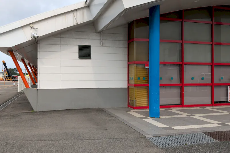 【ダイナム秋田店｜割引キャンペーン実施中】キッチンカーやプロモーションに最適なアミューズメント施設のイベントスペース(店舗出入口横）