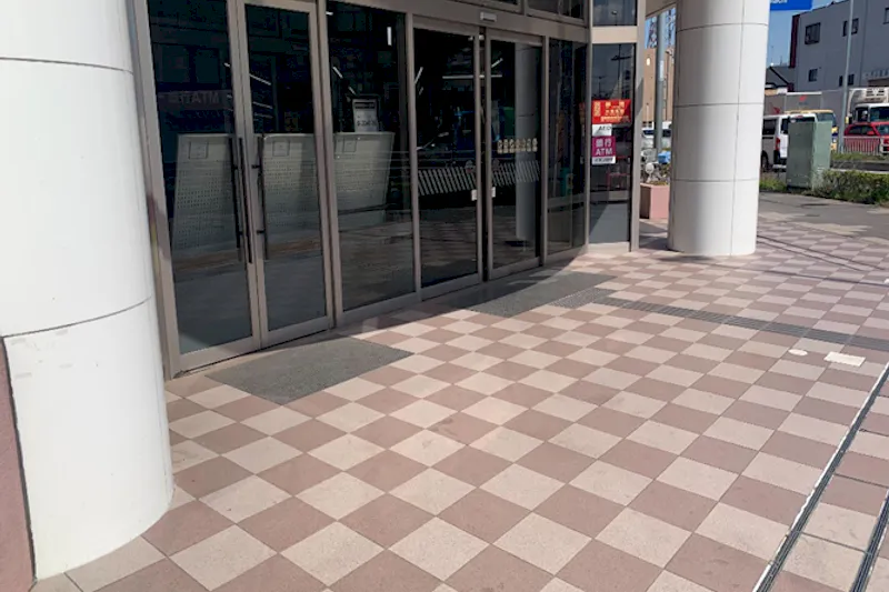【いなげや日野万願寺駅前店】各種プロモーションイベントに最適なスーパーマーケットの店頭軒下スペース