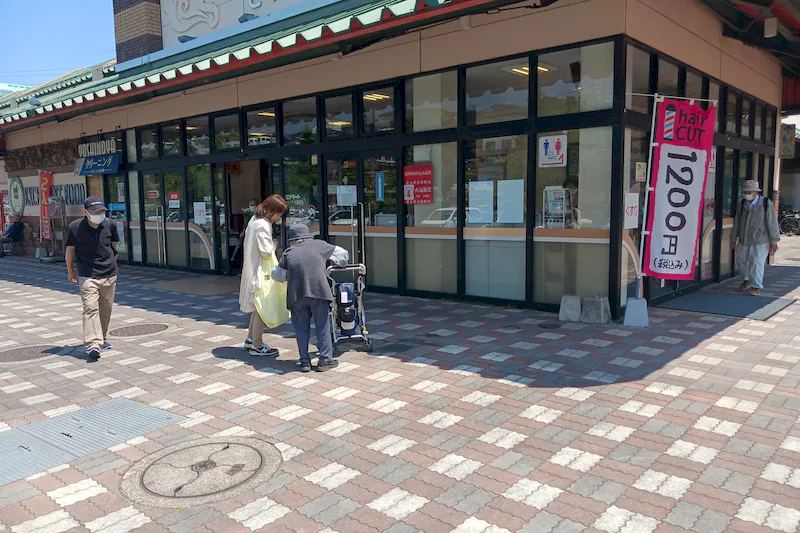 【スピナマート鞘ヶ谷店】クリーニング側風除室入口前 キッチンカー出店に最適なスーパー屋外催事イベントスペース