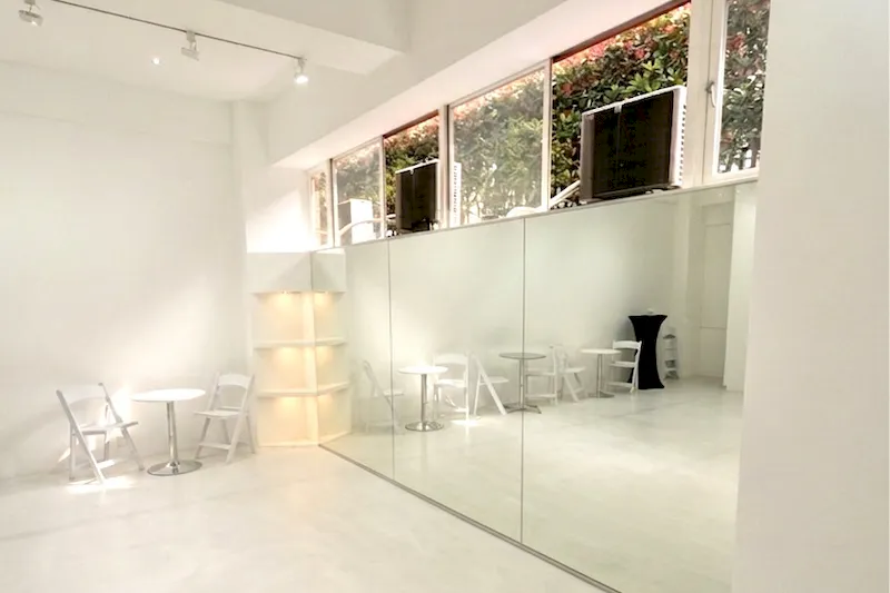 【南青山｜表参道駅4分】展示会・ポップアップ・撮影・個展・ヨガにおすすめな自然光が入る白基調のギャラリースペース
