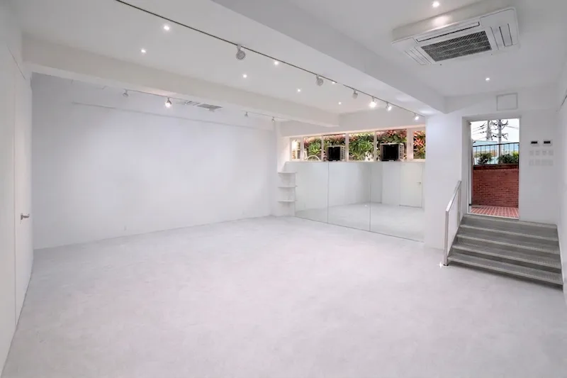 【南青山｜表参道駅4分】展示会・ポップアップ・撮影・個展・ヨガにおすすめな自然光が入る白基調のギャラリースペース