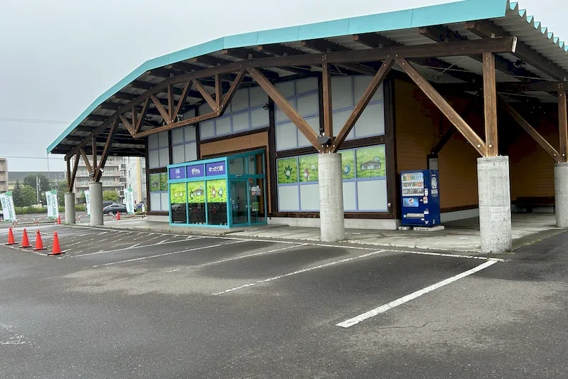 【ダイナム室蘭店ゆったり館｜割引キャンペーン実施中】キッチンカーやプロモーションに最適なアミューズメント施設のイベントスペース(店舗正面入口前駐車場）