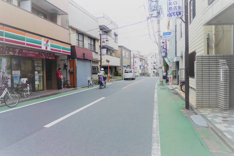 向かいはセブンイレブンで人通りも多い場所です。