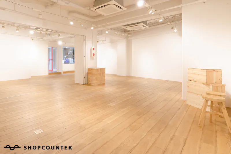 【明治神宮前（原宿）駅3分】展示会やイベントに最適なコーヒースタンドが併設された、ウッド調で暖かみのあるイベントスペース