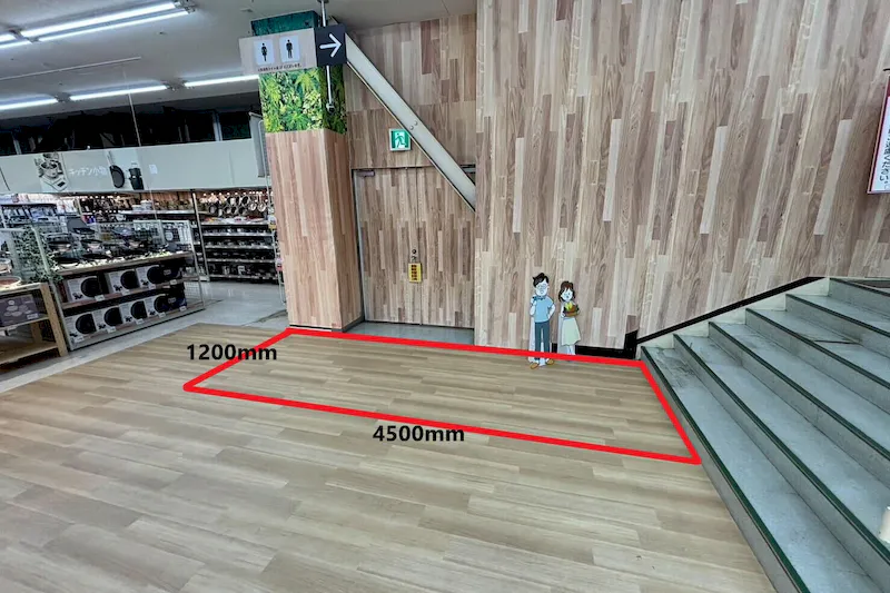【ユニディ狛江店】2階エスカレーター前　各種プロモーションに最適な2Fエスカレーター前の催事イベントスペース