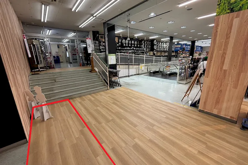 【ユニディ狛江店】2階エスカレーター前　各種プロモーションに最適な2Fエスカレーター前の催事イベントスペース