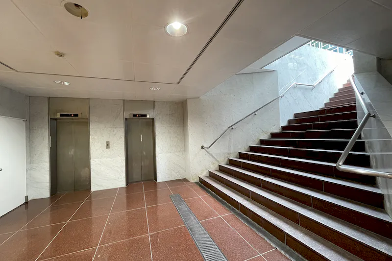 【表参道駅２分】パーティーやセミナーに適した白を基調とした明るい雰囲気な貸切スペース