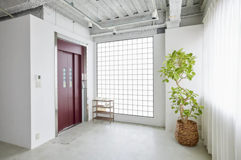 【桃谷駅6分】ロケや撮影会等の撮影用途、アパレルの展示会や販売会に最適な明るく開放的なスタジオスペース