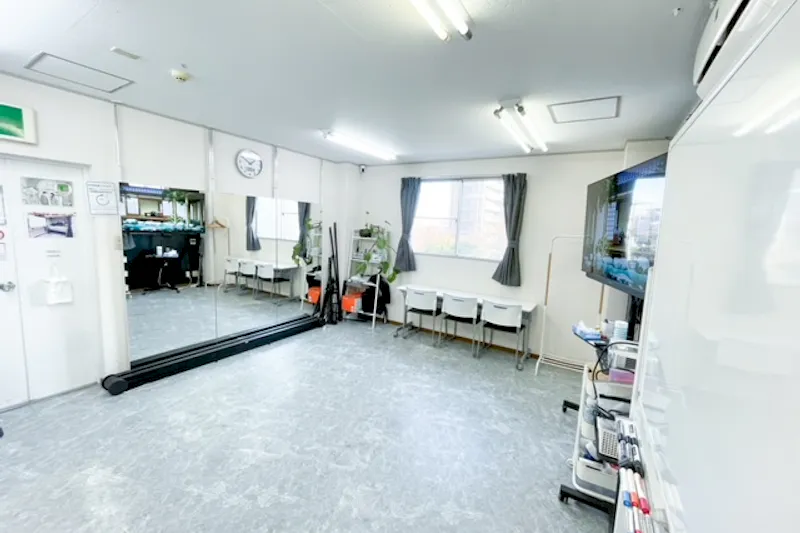 【行徳駅3分】ポップアップストアやイベント使用に適した白を基調としたシンプルな内装のエアコン付きイベントスペースの画像