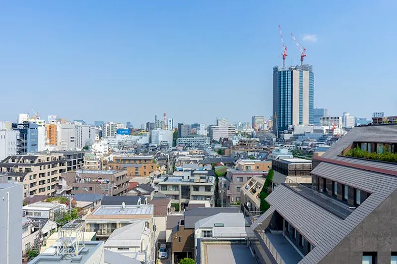 【曙橋駅3分】MV等の商用撮影に適した大都会新宿の街並みが望めるスタジオ屋上にあるスペース