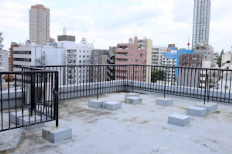 【曙橋駅3分】MV等の商用撮影に適した大都会新宿の街並みが望めるスタジオ屋上にあるスペース
