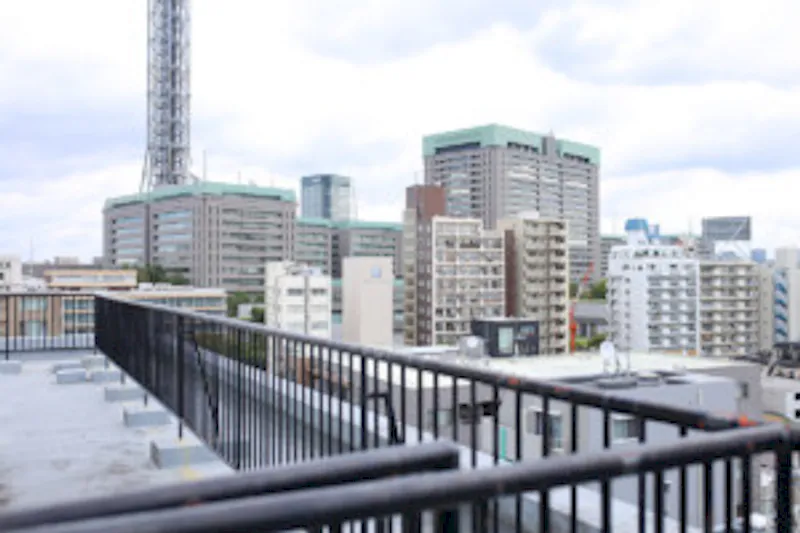 【曙橋駅3分】MV等の商用撮影に適した大都会新宿の街並みが望めるスタジオ屋上にあるスペース
