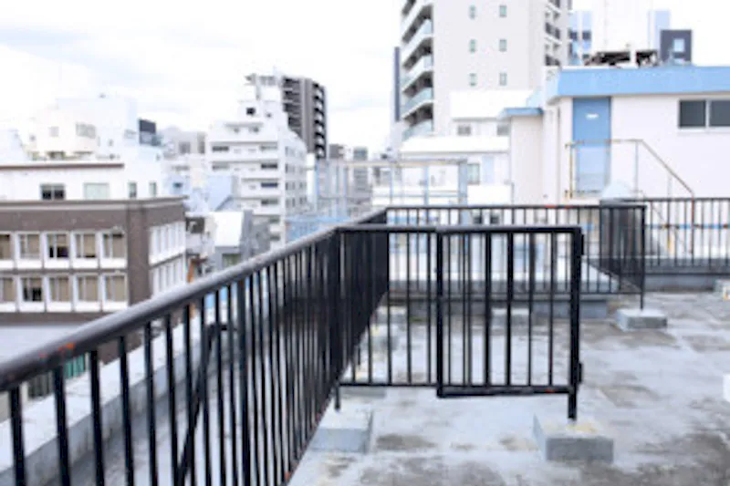【曙橋駅3分】MV等の商用撮影に適した大都会新宿の街並みが望めるスタジオ屋上にあるスペース