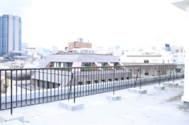 【曙橋駅3分】MV等の商用撮影に適した大都会新宿の街並みが望めるスタジオ屋上にあるスペース