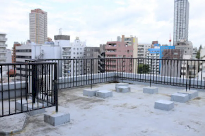 【曙橋駅3分】MV等の商用撮影に適した大都会新宿の街並みが望めるスタジオ屋上にあるスペース